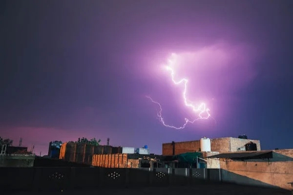 屋顶避雷带引下线设几根