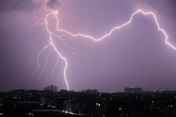 雷电电流约为多少安