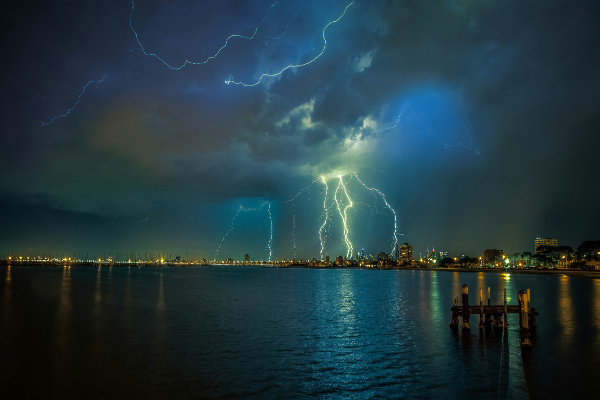 雷击和浪涌什么区别