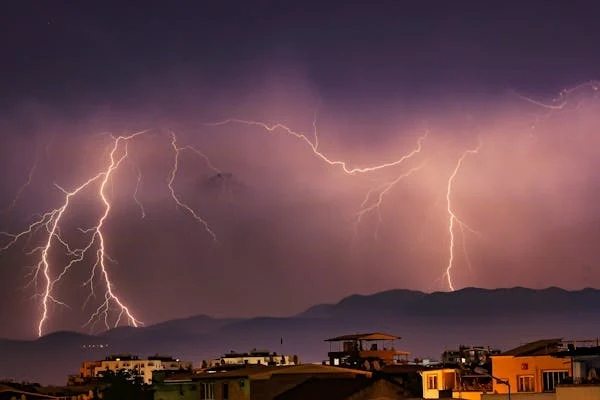 雷电红色预警严重吗
