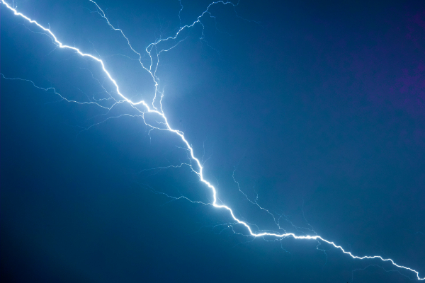 雷电红色预警严重吗