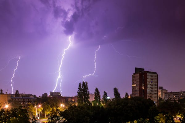 雷击前的征兆怎么自救