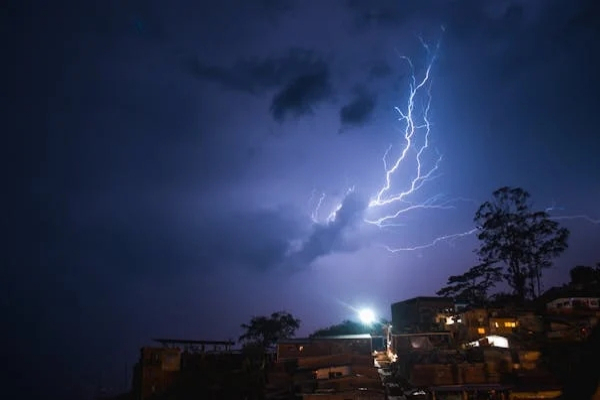 雷击前的征兆怎么自救