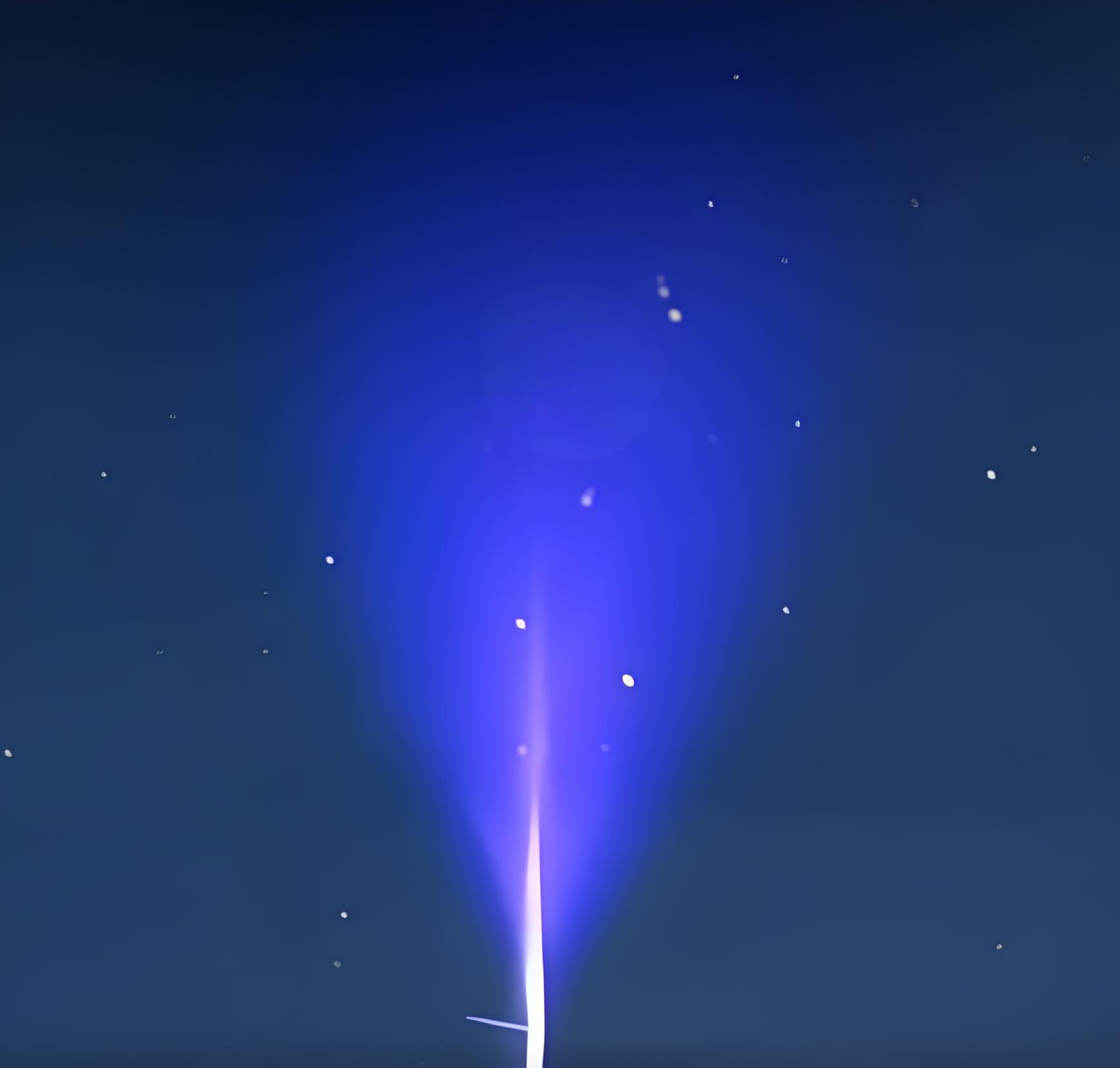 汕尾野海滩惊现“蓝色喷流”闪电，摄影师意外捕捉大气奇观