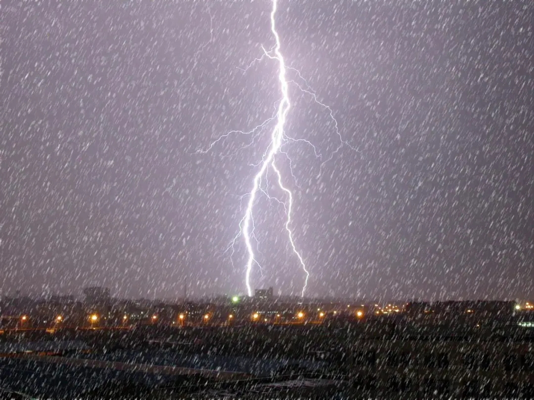 沈阳冬夜惊现雪花闪电共舞奇观，市民目击引热议