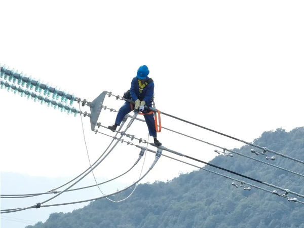 “拉尼娜”寒流来袭,线路绝缘子覆冰、覆雪,解决办法来了!