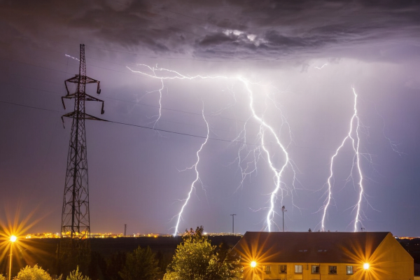 防雷引下线一般在哪布置