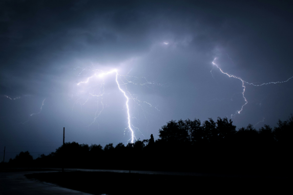 打雷的时候不能在哪里避雨