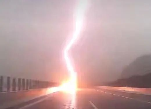 “一道闪电落下，前车就熄火了！”男子高速上行车拍下震撼一幕，交警回应