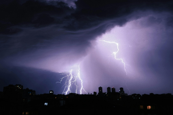 雷雨天可以开空调吗