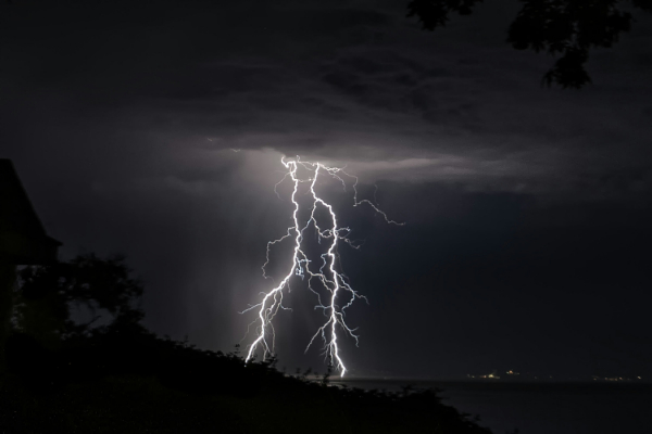 打雷时在避雷针下面安全吗